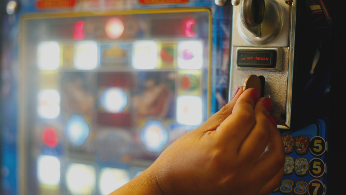 Casinos ilegales se querellan contra municipios tras ser clausurados por no cumplir con la norma
