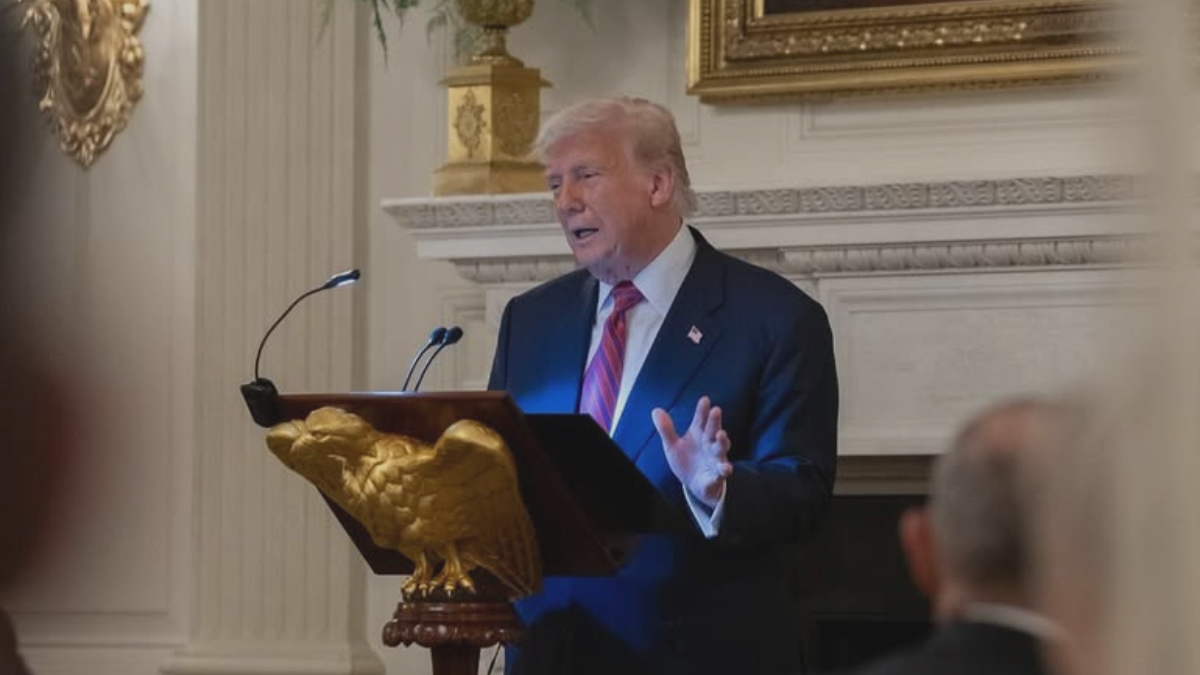 Departamento de Justicia alertó a Trump que su nombre aparecía en los archivos del Caso Epstein