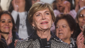 Matthei comienza la ruta para presentar programa de gobierno y aborda por primera vez baja en las encuestas 