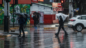 Con lluvias y heladas: sistema frontal escalará desde la zona sur y llegará a Santiago este domingo 