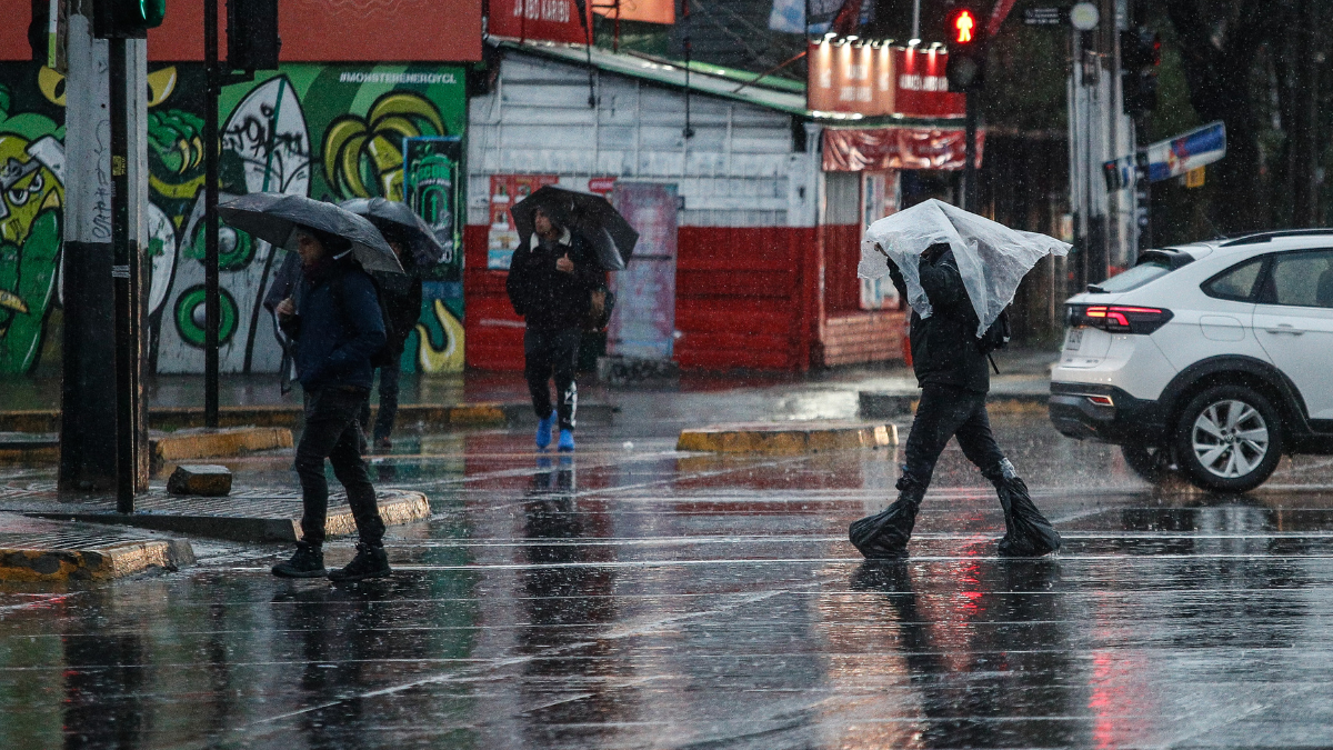 Con lluvias y heladas: sistema frontal escalará desde la zona sur y llegará a Santiago este domingo 