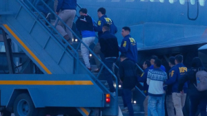 Gobierno concretó vuelo con nuevas expulsiones de extranjeros de Bolivia, Ecuador y Colombia