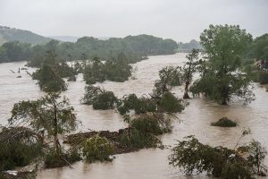 Trump visita Texas tras inundaciones y defiende medidas por críticas ante el desastre: 