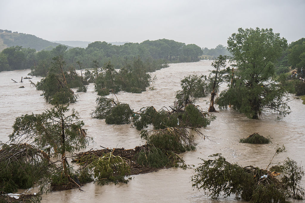 Trump visita Texas tras inundaciones y defiende medidas por críticas ante el desastre: 