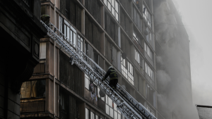 Incendio en edificio de Santiago centro dejó siete afectados: Desbordes alertó por bodegas ilegales
