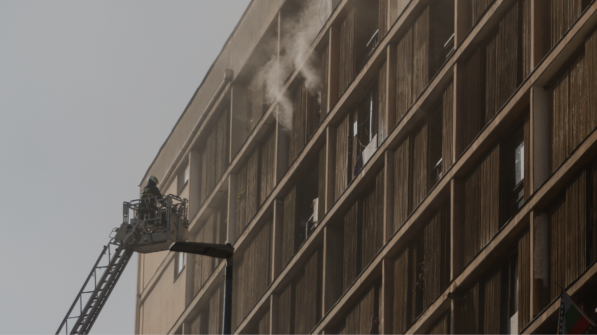Incendio en Santiago Centro: mujer está en riesgo vital y Desbordes anunció acciones legales