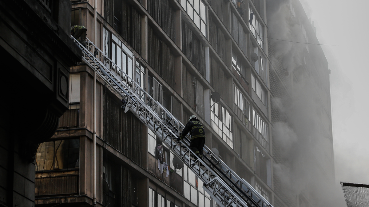 Incendio en edificio de Santiago centro dejó siete afectados: Desbordes alertó por bodegas ilegales