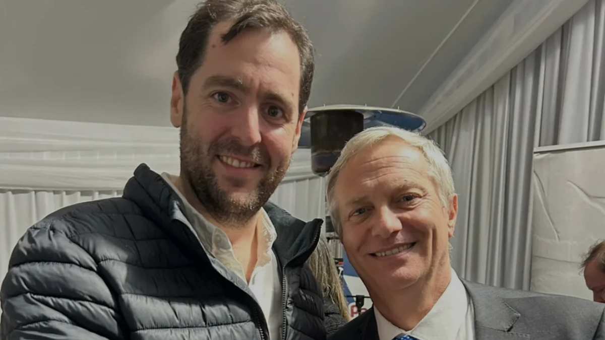 José Antonio Kast se toma fotos de campaña con dirigente republicano que insultó a Matthei