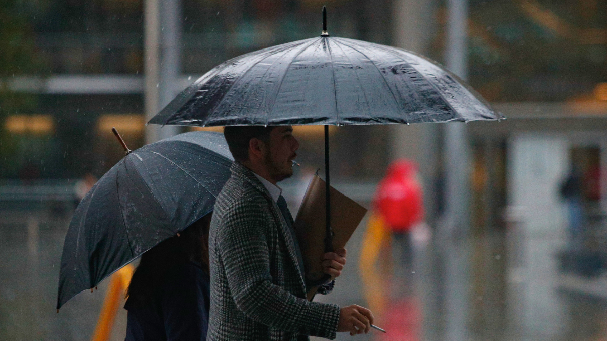 Lluvia y vientos de hasta 100 km/h: Meteorología emite aviso por intensas ráfagas en estas comunas