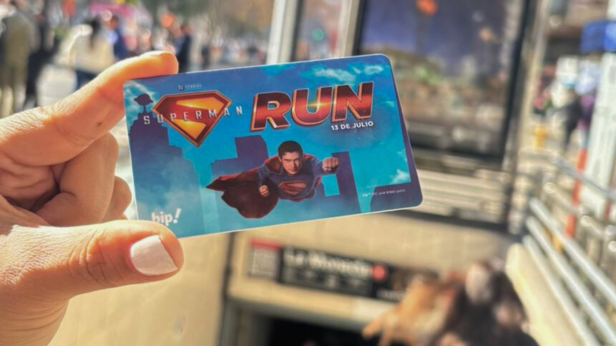 Metro de Santiago lanza tarjeta Bip! en honor a Superman: en qué estaciones se puede conseguir