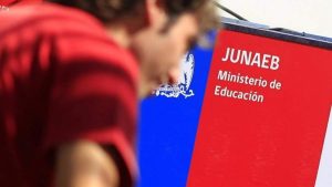 Junaeb aumenta cupos a la Beca de Integración Territorial (BIT): quiénes pueden recibir más de $340.000