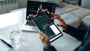 Acciones tecnológicas y oro físico: las apuestas de los inversionistas chilenos en medio de la incertidumbre económica