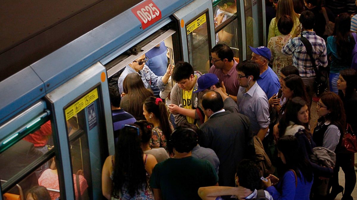El problema que generó un retraso en la frecuencia en la Línea 1 del Metro de Santiago