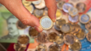 Hoy comienza a circular la nueva moneda de $100 en Chile: cómo obtenerla y qué pasará con las otras versiones