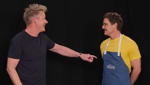 VIDEO - Así fue la accidentada preparación de  salchichas con puré de Pedro Pascal junto a Gordon Ramsey