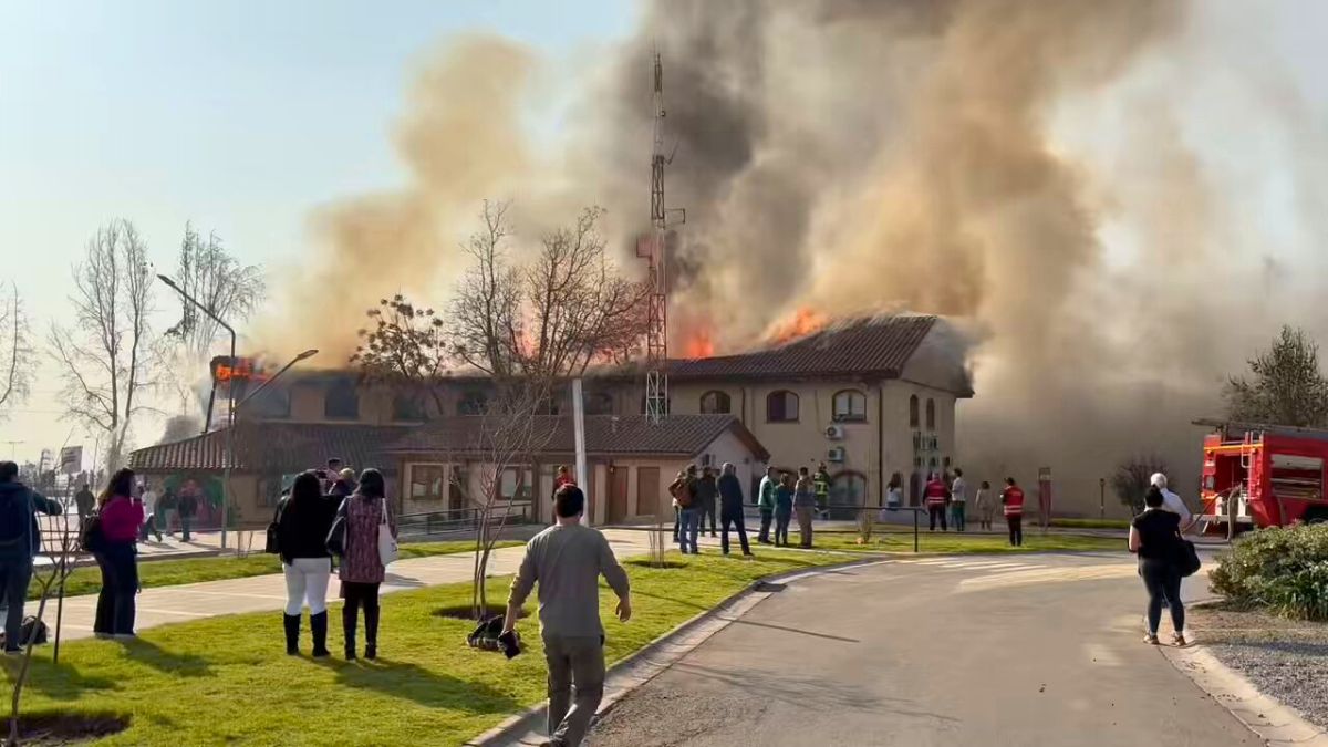 VIDEO - El gigantesco y descontrolado incendio que afecta a la Municipalidad de Peñalolén