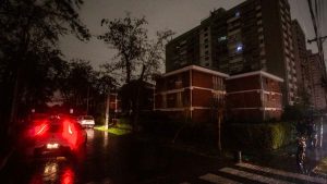 Enel anuncia cortes de luz en varias comunas de Santiago: revisa los sectores que serán afectados este lunes