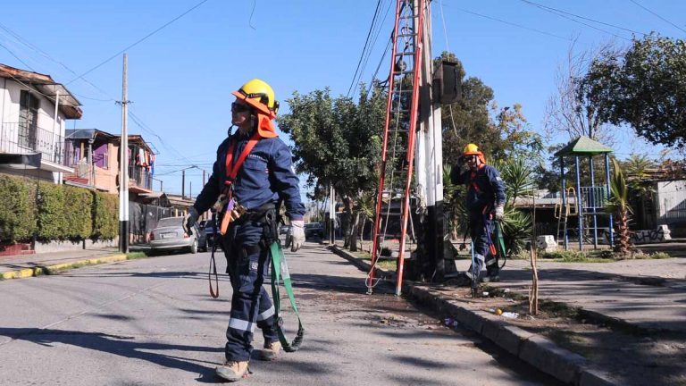 Confirman 14 comunas con corte de luz para este miércoles: revisa las zonas afectadas