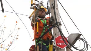 Más de siete horas sin luz: Enel confirma cortes de luz en nueve comunas de Santiago