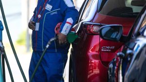 Bajan los combustibles: revisa los nuevos precios de la bencina y la parafina