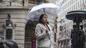 A qué hora comenzarán las lluvias este lunes en Santiago