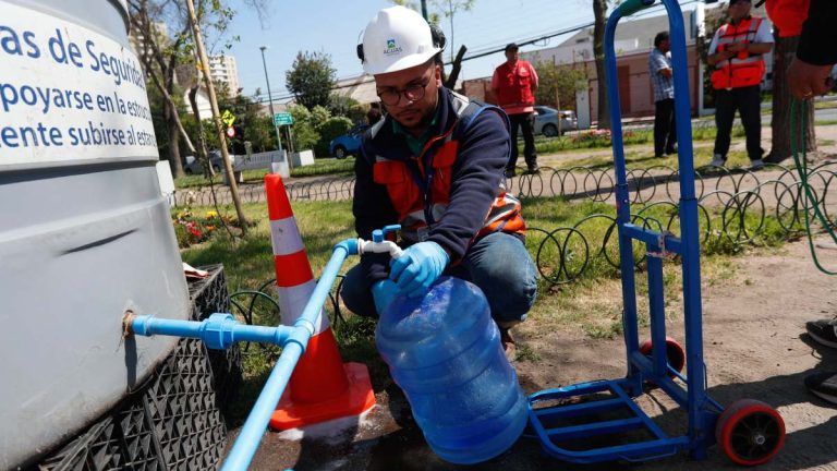 Estos son los más de 50 puntos de abastecimiento debido al corte de agua en Santiago