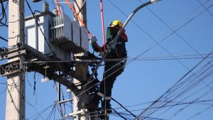 Revisa las siete comunas que tendrán cortes de luz programados en Santiago este jueves