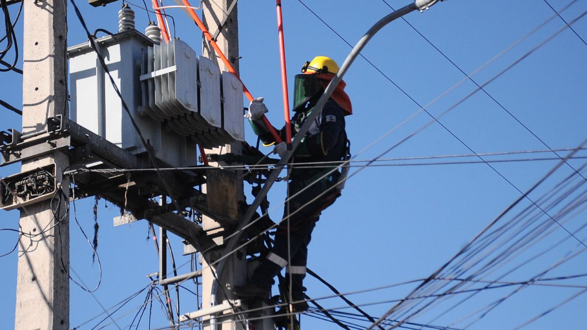 Revisa las siete comunas que tendrán cortes de luz programados en Santiago este jueves