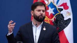 Presidente Boric se reúne con familias de mineros atrapados en El Teniente en oficinas de Codelco