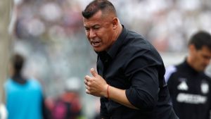 Tras dura derrota ante la UC: Aníbal Mosa anuncia salida de Almirón de la banca de Colo Colo