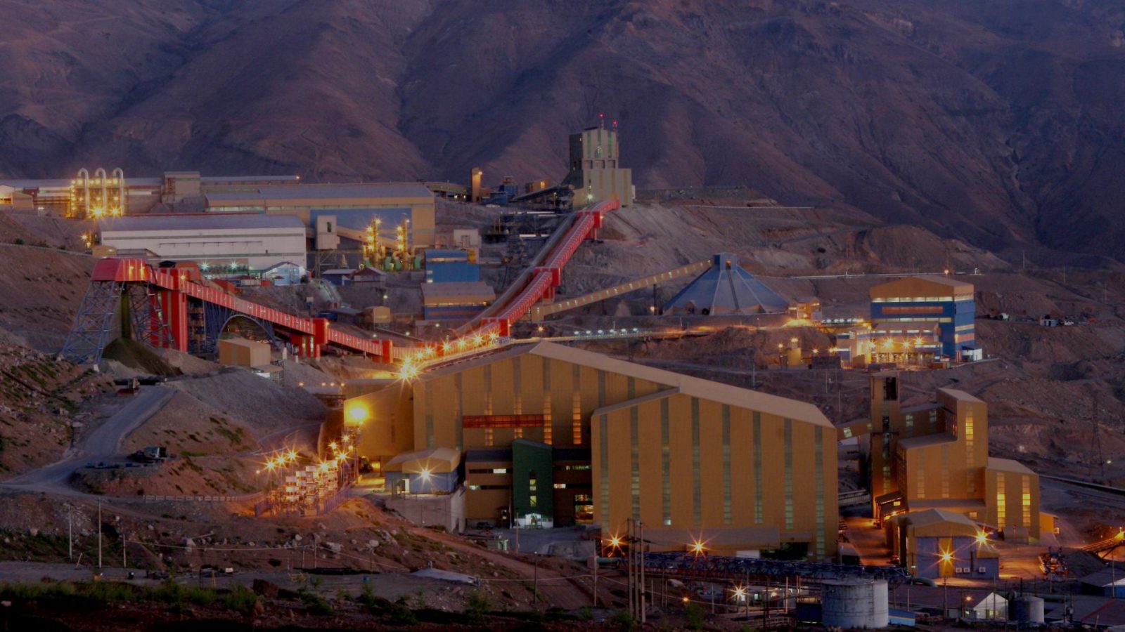 Continúan labores de rescate en El Teniente para encontrar a los cinco mineros atrapados
