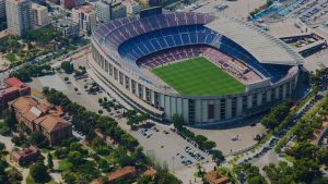 Sobre el agua, en las rocas y en lo más alto: así son los estadios de fútbol más insólitos