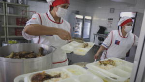 El plan de contingencia de Junaeb para la entrega de alimentación en colegios ante paro de funcionarias