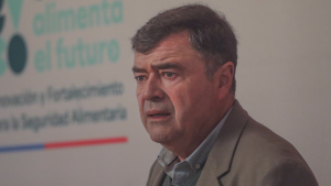Esteban Valenzuela paga los costos de quiebre en el oficialismo y deja el Ministerio de Agricultura
