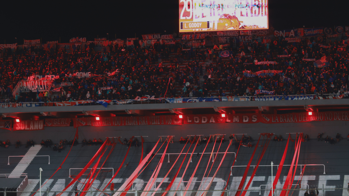 VIDEOS - Caos y locura en Avellaneda: graves incidentes provocan cancelación de partido de la U en Argentina