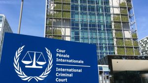 Los motivos por los que EEUU arremetió contra los jueces de la Corte Penal Internacional