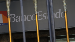 Feriado bancario: senadores se enfrentan a la CMF y presentan proyecto para reponerlo