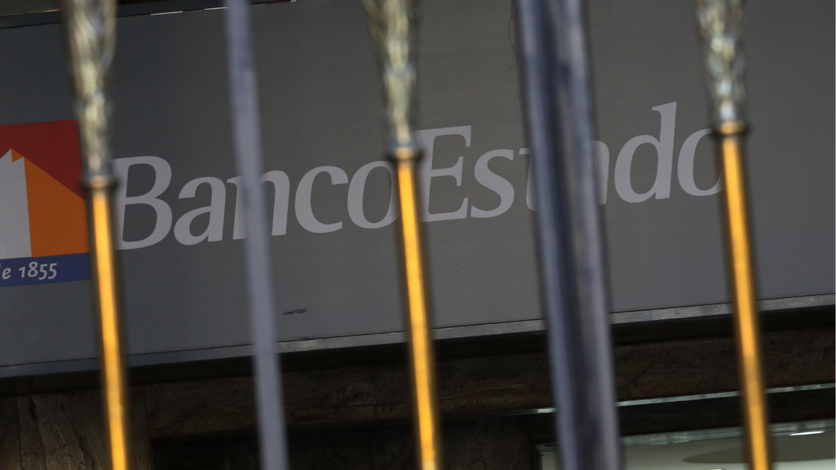 Feriado bancario: senadores se enfrentan a la CMF y presentan proyecto para reponerlo