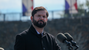 Oposición y oficialismo chocan por descarnado análisis de Bloomberg a gestión de presidente Boric