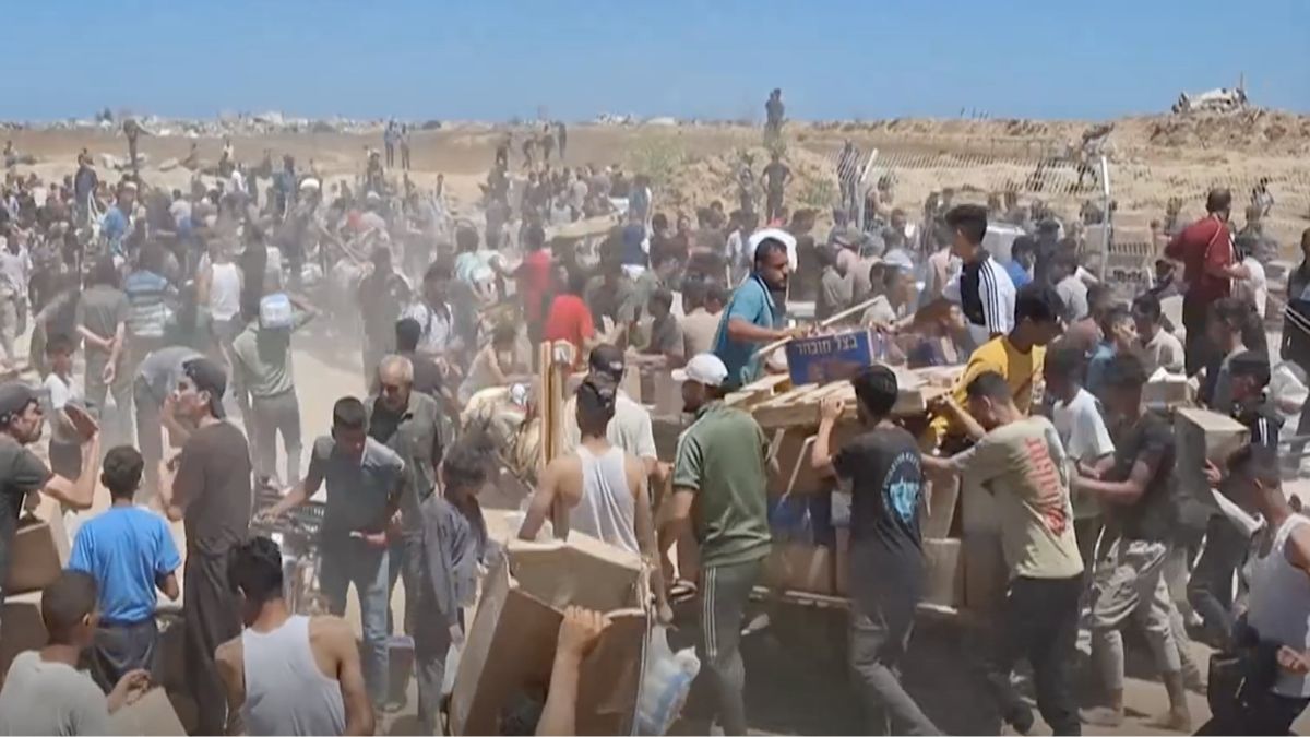 El problema de los saqueos de camiones en Gaza: al menos cuatro fueron volcados dejando muertos y heridos