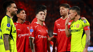 ¿Podrían quedar ambos eliminados? las sanciones  que arriesgan U de Chile e Independiente y lo que dice el reglamento