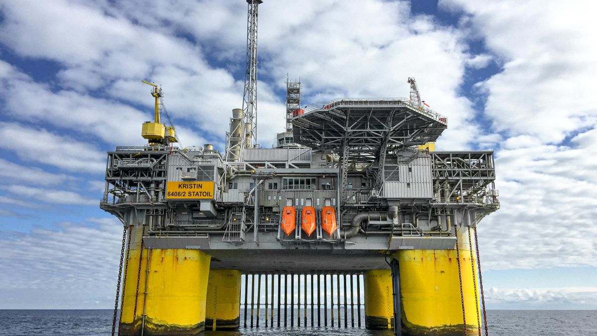 Inteligencia rusa contra Reino Unido: acusan que prepara desastre petrolero para culparlos