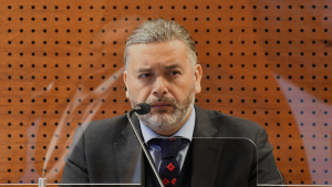 Quién es el juez Daniel Urrutia y las razones para inhabilitarlo de casos de liceos emblemáticos