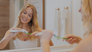 Sernac emitió alerta por uso de pasta de dientes: saborizante sería el origen del problema