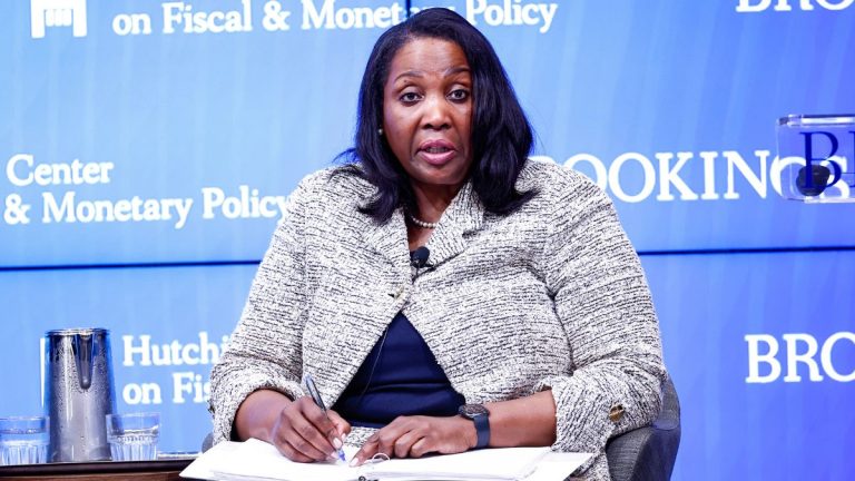 Lisa Cook contraataca a Donald Trump: gobernadora destituida de la Fed demanda a presidente