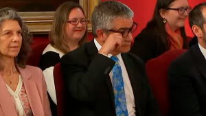 Con lágrimas en los ojos Mario Marcel se despidió del Ministerio de Hacienda en el cambio de gabinete
