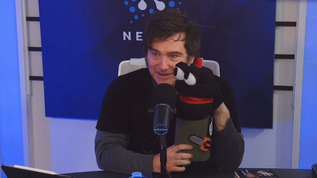 VIDEO - Aseguró que será reelecto, firmó un decreto y se las dio de ventrílocuo: la curiosa entrevista de Milei en streaming
