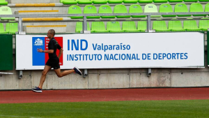 Con sueldos de hasta $2,4 millones: revisa cómo postular a las ofertas de trabajo del IND