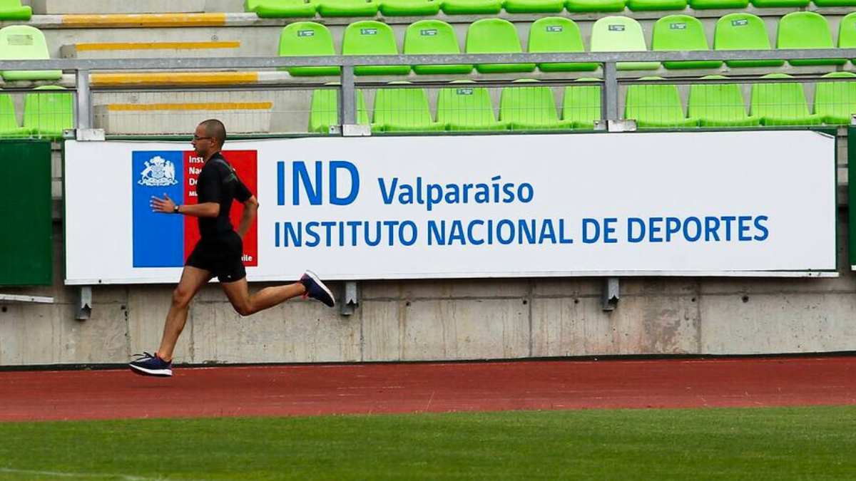 Con sueldos de hasta $2,4 millones: revisa cómo postular a las ofertas de trabajo del IND