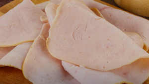 Sernac oficia a marcas por posible inclusión de pollo en las pechugas de pavo